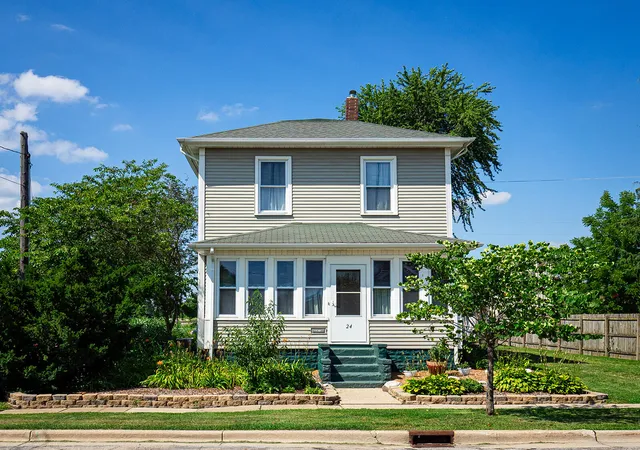 Photo 3 of Single family home for sale at 24 W Linden St, Three Oaks, MI 49128 | MLS# 69026041093 | Listing updated on 2026-09-22