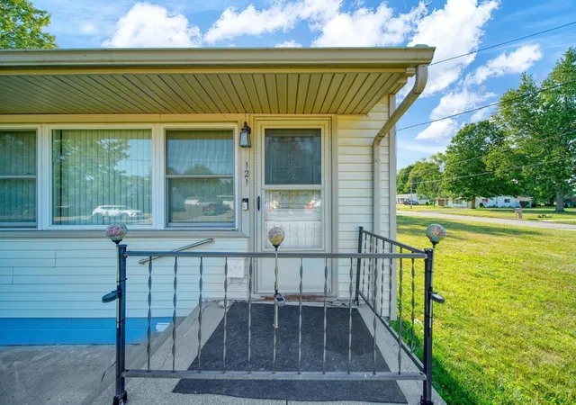 Photo 2 of Single family home for sale at 121 Lincoln St, Morenci, MI 49256 | MLS# 56050217670 | Listing updated on 2026-08-06