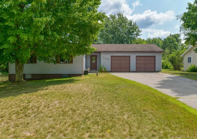 Photo 3 of Single family home for sale at 708 Meadow Dr, Traverse City, MI 49685 | MLS# 78080072042 | Listing updated on 2026-09-15