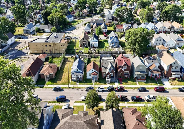 Photo 3 of Single family home for sale at 5105 Yemans St, Hamtramck, MI 48212 | MLS# 20261062192 | Listing updated on 2026-09-06