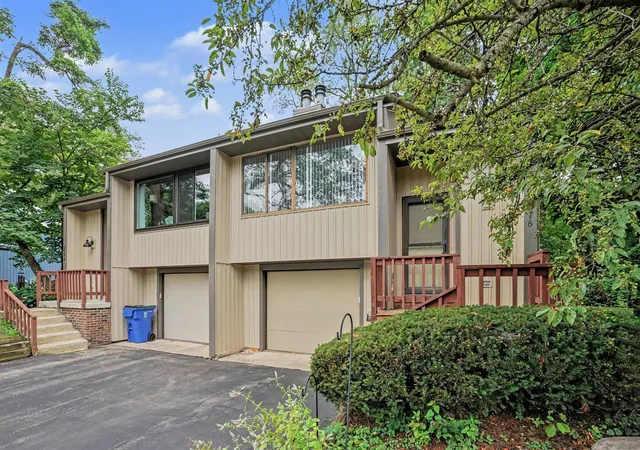 Listing Photo 2 - Condo for sale in building located at 2376 Strathmore St, Kalamazoo, MI 49009