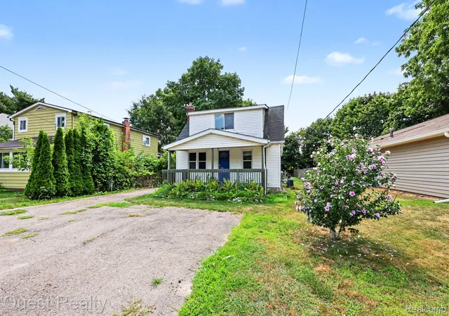 Photo 2 of Single family home for sale at 6261 Andersonville Rd, Waterford, MI 48329 | MLS# 20261062217 | Listing updated on 2026-08-30
