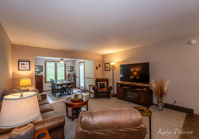 Listing Photo 3 - Condo for sale in building located at 4488 N Vly Dr NE, Grand Rapids, MI 49525