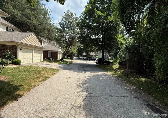 Photo 3 of Condo for sale at 1079 Paint Crk Ln #379, Rochester Hills, MI 48306 | MLS# 20261062237 | Listing updated on 2026-09-11