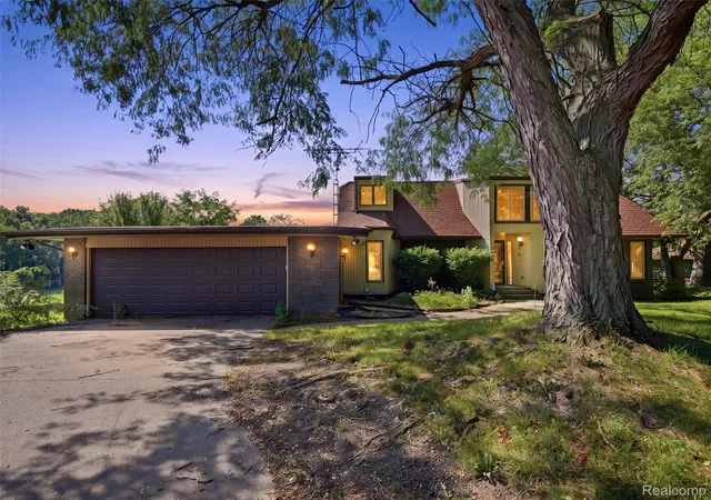 Photo 1 of Sale Pending at 13490 Lakebrook Dr, Fenton, MI 48430 | MLS# 20261062247 | Listing updated on 2026-09-02