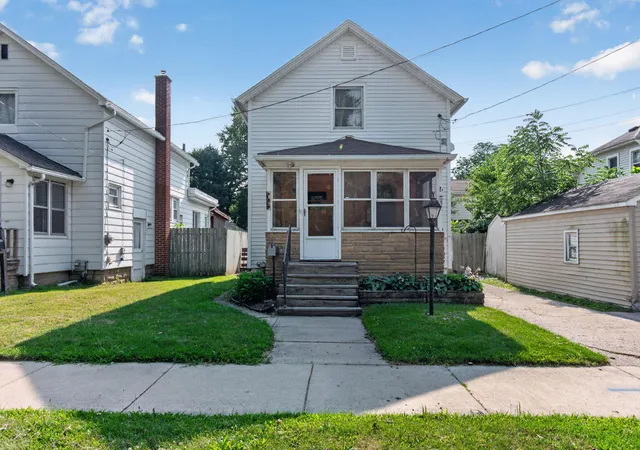 Photo 2 of Single family home for sale at 905 N Elm Ave, Jackson, MI 49202 | MLS# 55026041204 | Listing updated on 2026-08-07