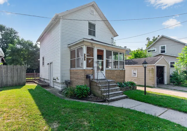 Photo 3 of Single family home for sale at 905 N Elm Ave, Jackson, MI 49202 | MLS# 55026041204 | Listing updated on 2026-08-07