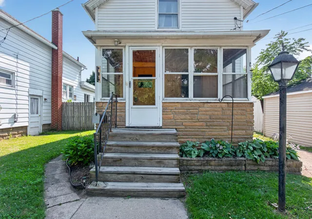 Photo 3 of Single family home for sale at 905 N Elm Ave, Jackson, MI 49202 | MLS# 55026041204 | Listing updated on 2026-08-07
