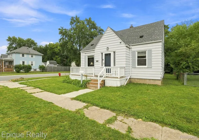 Photo 3 of Single family home for sale at 304 16th Street, Port Huron, MI 48060 | MLS# 20261062255 | Listing updated on 2026-08-26