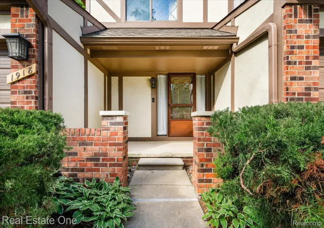 Listing Photo 4 - Condo for sale in building located at 1918 Allenway Ct, Rochester, MI 48309 - Unit #110