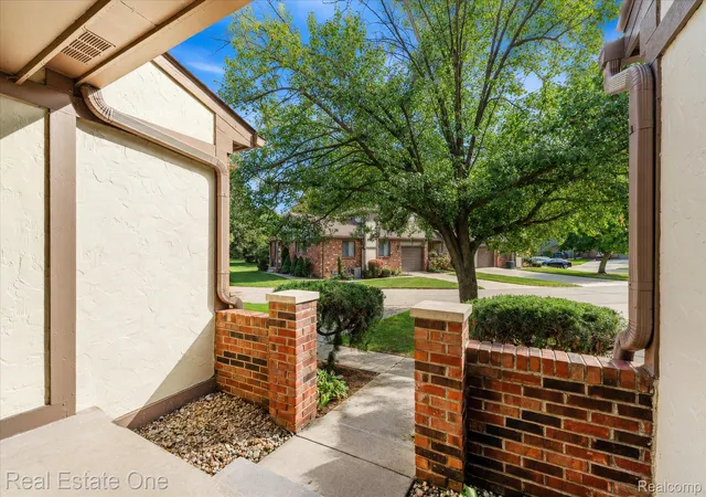 Listing Photo 5 - Condo for sale in building located at 1918 Allenway Ct, Rochester, MI 48309 - Unit #110