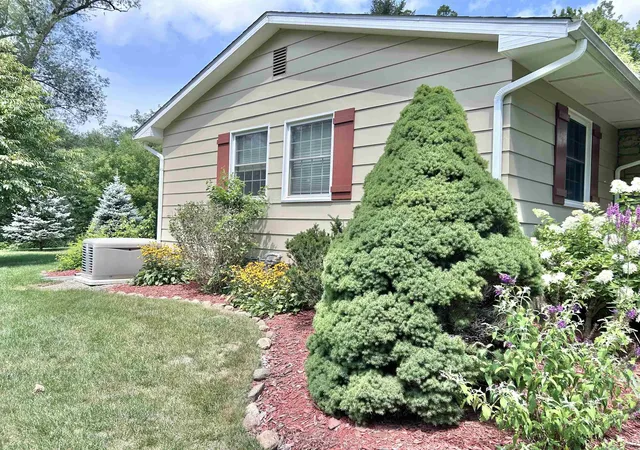 Photo 3 of Single family home for sale at 1719 Southgate Ct, Adrian, MI 49221 | MLS# 56050217737 | Listing updated on 2026-09-02