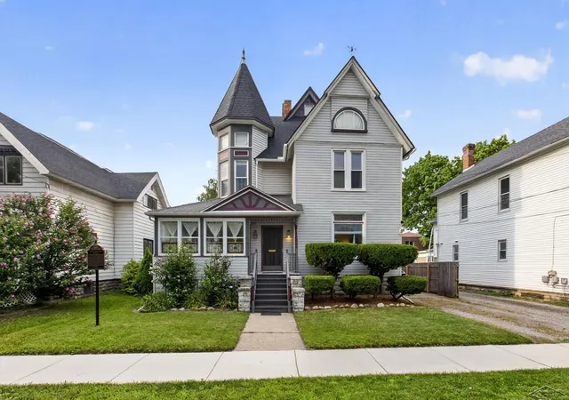 Photo 2 of Single family home for sale at 911 Mckinley Ave, Bay City, MI 48708 | MLS# 61050217744 | Listing updated on 2026-09-09