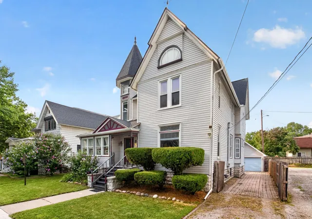 Photo 3 of Single family home for sale at 911 Mckinley Ave, Bay City, MI 48708 | MLS# 61050217744 | Listing updated on 2026-09-09