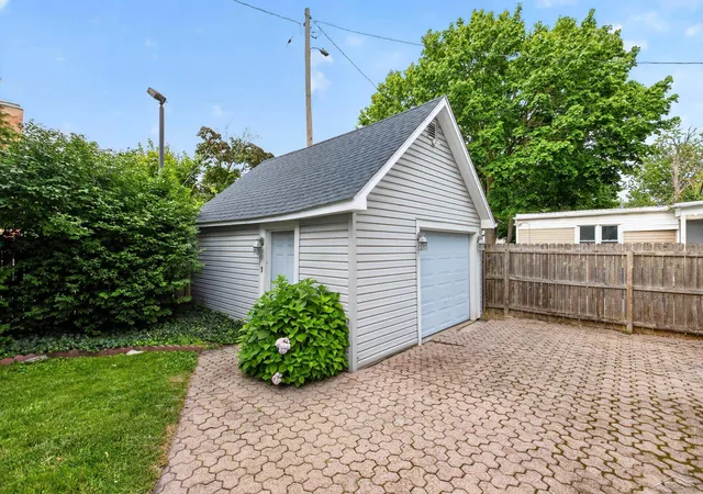 Photo 4 of Single family home for sale at 911 Mckinley Ave, Bay City, MI 48708 | MLS# 61050217744 | Listing updated on 2026-09-09