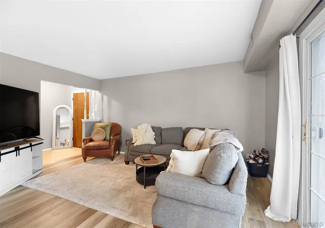 Listing Photo 5 - Condo for sale in building located at 1749 Monticello St, Trenton, MI 48183 - Unit #E3