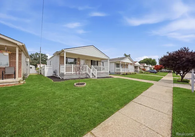 Photo 4 of Single family home for sale at 20147 Lakeworth St, Roseville, MI 48066 | MLS# 20261062330 | Listing updated on 2026-10-10