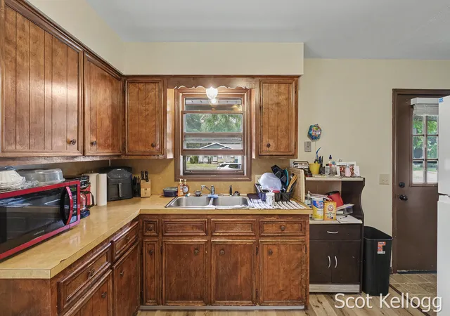 Listing Photo 5 - Condo for sale in building located at 3822-3824 Burlingame Ave SW, Wyoming, MI 49509
