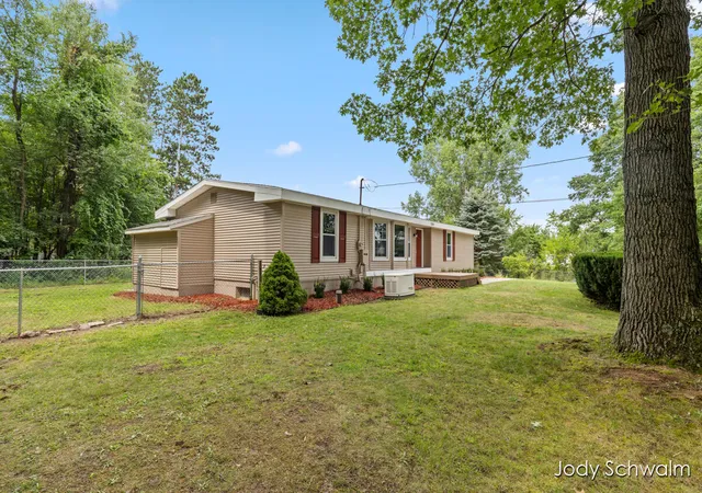2nd image of 7129 Eldred Ave Ne, Rockford, MI 49341 | MLS# 65026041318