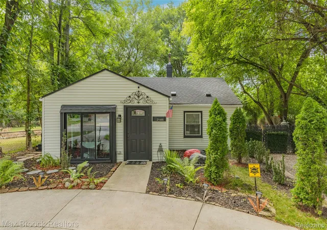 Photo 1 of Single family home for sale at 21485 Indian St, Southfield, MI 48033 | MLS# 20261062361 | Listing updated on 2026-08-19