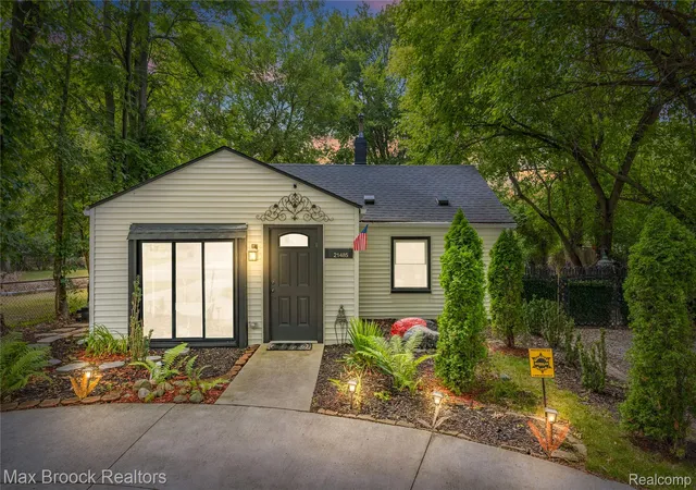 Photo 2 of Single family home for sale at 21485 Indian St, Southfield, MI 48033 | MLS# 20261062361 | Listing updated on 2026-08-19