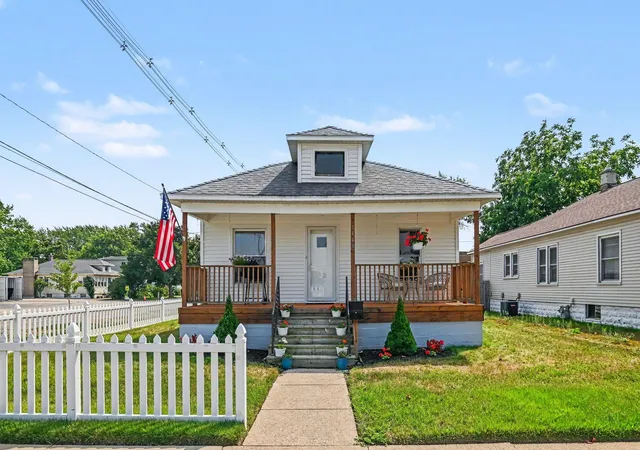 Photo 1 of Single family home for sale at 1448 Columbus Ave, Grand Haven, MI 49417 | MLS# 71026041324 | Listing updated on 2026-08-10