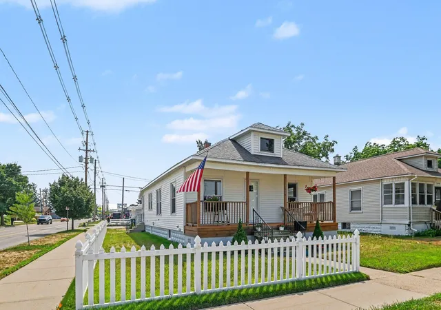 Photo 2 of Single family home for sale at 1448 Columbus Ave, Grand Haven, MI 49417 | MLS# 71026041324 | Listing updated on 2026-08-10
