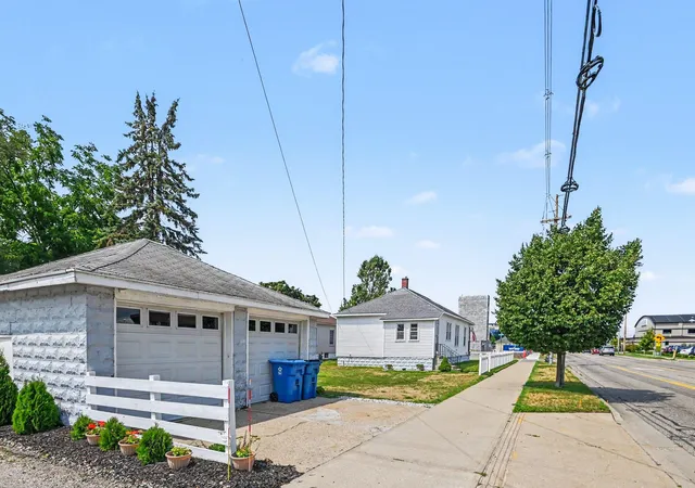 Photo 3 of Single family home for sale at 1448 Columbus Ave, Grand Haven, MI 49417 | MLS# 71026041324 | Listing updated on 2026-08-10