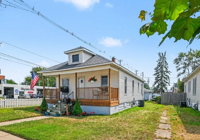Photo 3 of Single family home for sale at 1448 Columbus Ave, Grand Haven, MI 49417 | MLS# 71026041324 | Listing updated on 2026-08-10