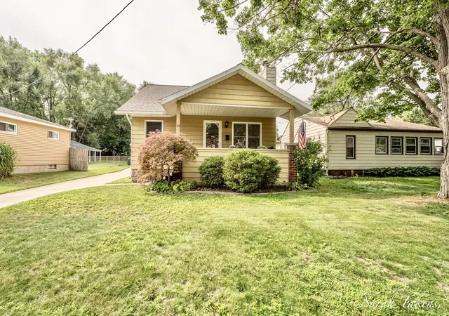 2nd image of 116 35th St Se, Grand Rapids, MI 49548 | MLS# 65026041349