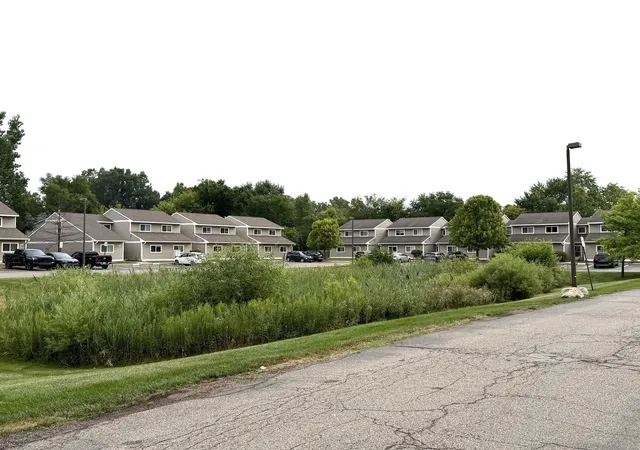 Listing Photo 2 - Condo for sale in building located at 2118 Stone School Cir, Ann Arbor, MI 48108 - Unit #