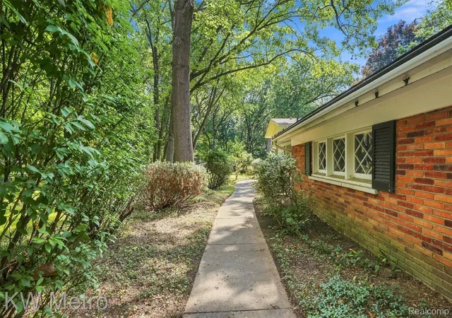 Photo 3 of Single family home for sale at 4966 Whispering Pine Ln, Bloomfield Hills, MI 48302 | MLS# 20261062423 | Listing updated on 2026-09-16