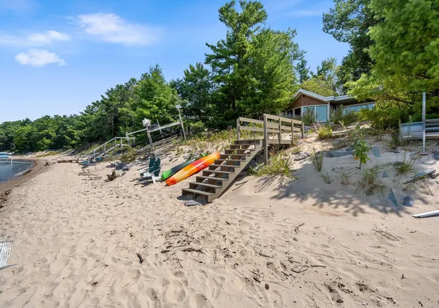 4th image of 10892 Lakeshore Rd, Williamsburg, MI 49690 | MLS# 78080072078
