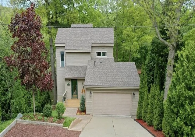 1st image of 576 Fernhurst Ct, Lake Orion, MI 48362 | MLS# 81026041371