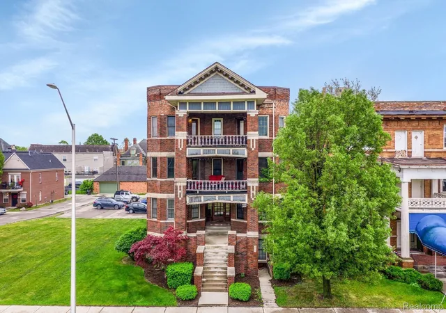 Photo 2 of Condo for sale at 242 E Palmer St #4, Detroit, MI 48202 | MLS# 20261062453 | Listing updated on 2026-09-29