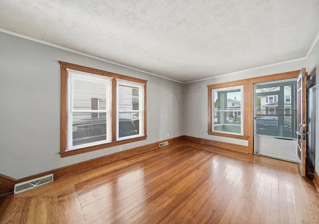 Photo 3 of Single family home for sale at 727 Union St, Jackson, MI 49203 | MLS# 55026041402 | Listing updated on 2026-09-03