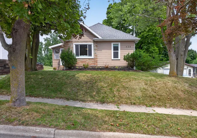 Photo 2 of Single family home for sale at 438 W Monroe St, Jackson, MI 49202 | MLS# 55026041417 | Listing updated on 2026-09-14