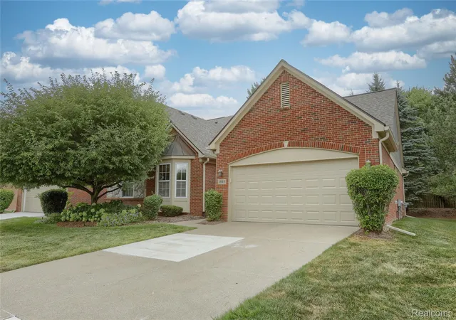 Listing Photo 3 - Condo for sale in building located at 3845 Arbor Dr, Auburn Hills, MI 48326