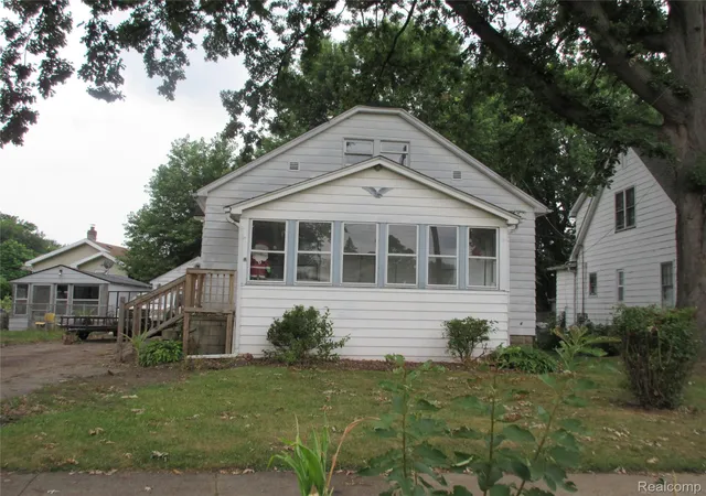 Photo 1 of Sale Pending at 4016 Circle Dr, Flint, MI 48507 | MLS# 20261062477 | Listing updated on 2026-09-10