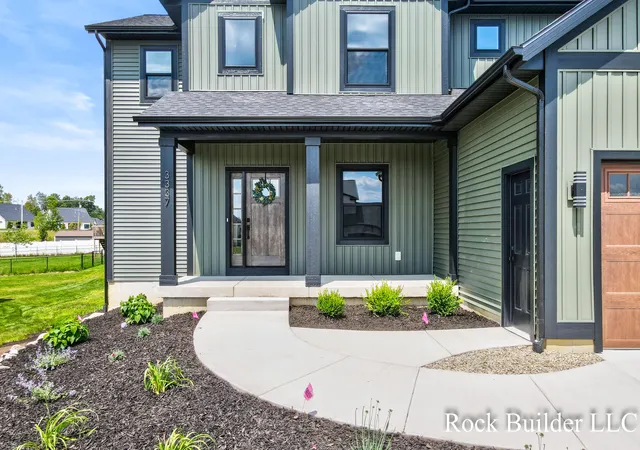 3rd image of 3337 Eagle Peak Dr, Jenison, MI 49428 | MLS# 65026041427