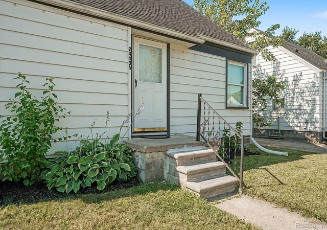 Photo 4 of Single family home for sale at 24435 Colgate St, Dearborn Heights, MI 48125 | MLS# 20261062508 | Listing updated on 2026-08-30