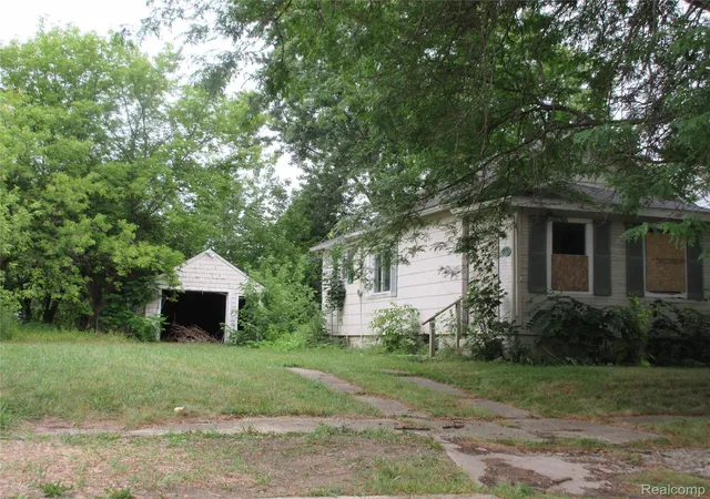 Photo 2 of Single family home for sale at 915 Stocker Ave, Flint, MI 48503 | MLS# 20261062512 | Listing updated on 2026-08-13