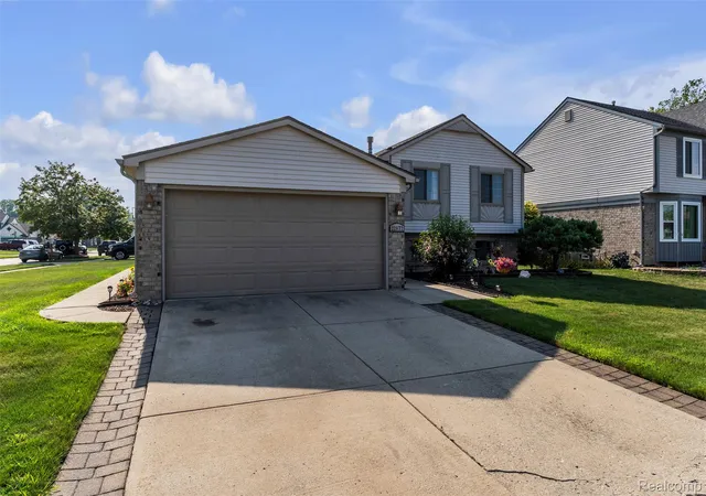 2nd image of 22672 Woodcreek Dr, Flat Rock, MI 48134 | MLS# 20261062535