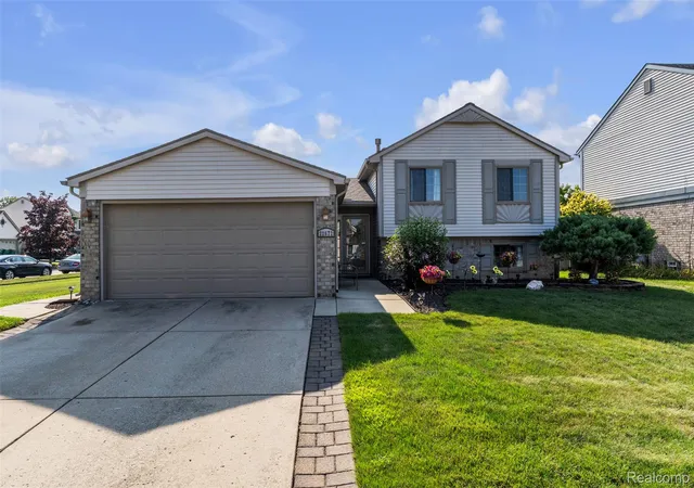 3rd image of 22672 Woodcreek Dr, Flat Rock, MI 48134 | MLS# 20261062535