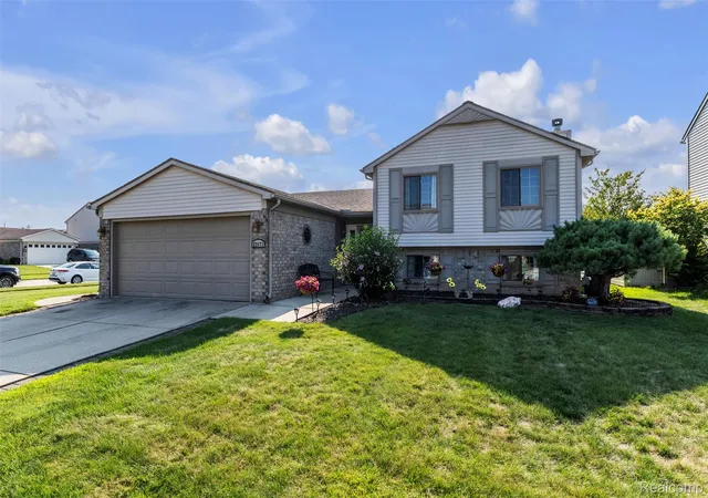4th image of 22672 Woodcreek Dr, Flat Rock, MI 48134 | MLS# 20261062535