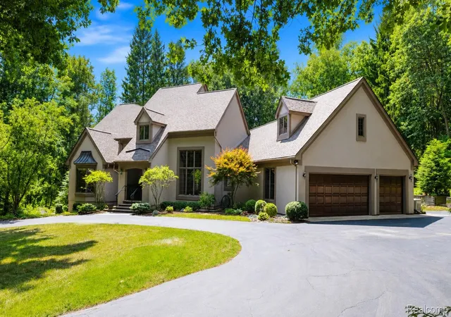 Photo 2 of Single family home for sale at 13130 Pine Meadow Dr, Fenton, MI 48430 | MLS# 20261062538 | Listing updated on 2026-08-23