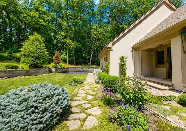 Photo 3 of Single family home for sale at 13130 Pine Meadow Dr, Fenton, MI 48430 | MLS# 20261062538 | Listing updated on 2026-08-23