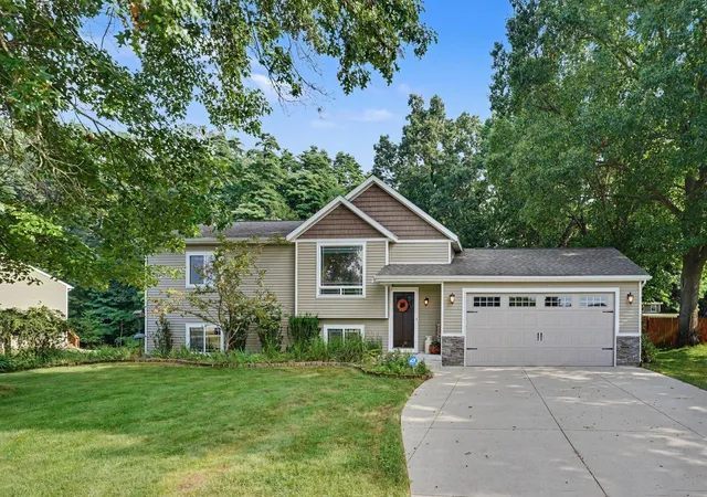 Photo 3 of Single family home for sale at 32190 Pinedale Ln, Gobles, MI 49055 | MLS# 66026041478 | Listing updated on 2026-09-05