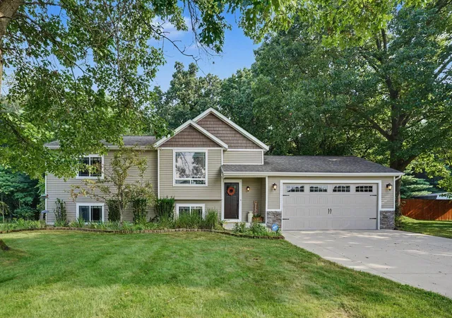 Photo 3 of Single family home for sale at 32190 Pinedale Ln, Gobles, MI 49055 | MLS# 66026041478 | Listing updated on 2026-09-05
