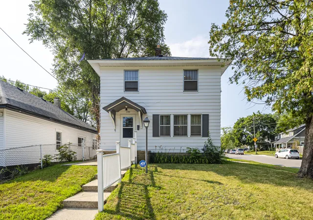 Photo 1 of Sale Pending at 1100 Dickinson St Se, Grand Rapids, MI 49507 | MLS# 65026041477 | Listing updated on 2026-09-22